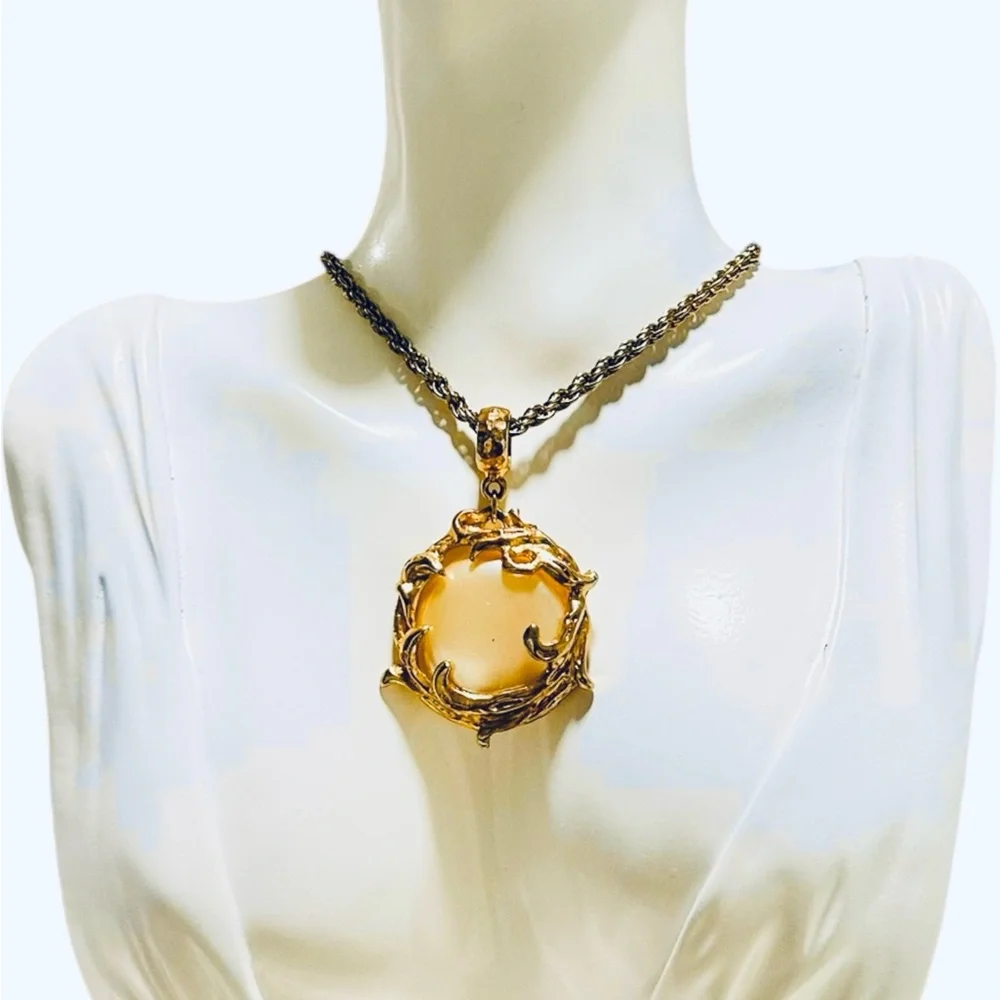 46-25 Vintage Preloved Thorn Crown Moon Stone Medallion Pendant Necklace - Picture 2 of 3